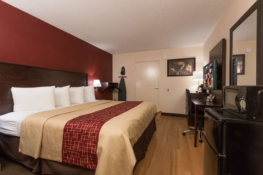 Red Roof Inn Plus + Boston - Framingham Room photo